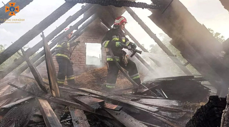 На Черкащині через розряд блискавки зайнялась надвірна споруда
