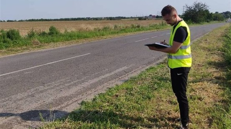 Проєктанти обстежують частину дороги Т-16-19 Біляївка-Вигода, там буде ремонт і велодоріжки
