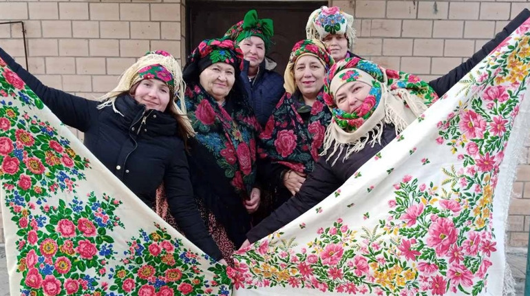 Хустка – це одночасно данина старовині та стильне доповнення образу сучасної українки