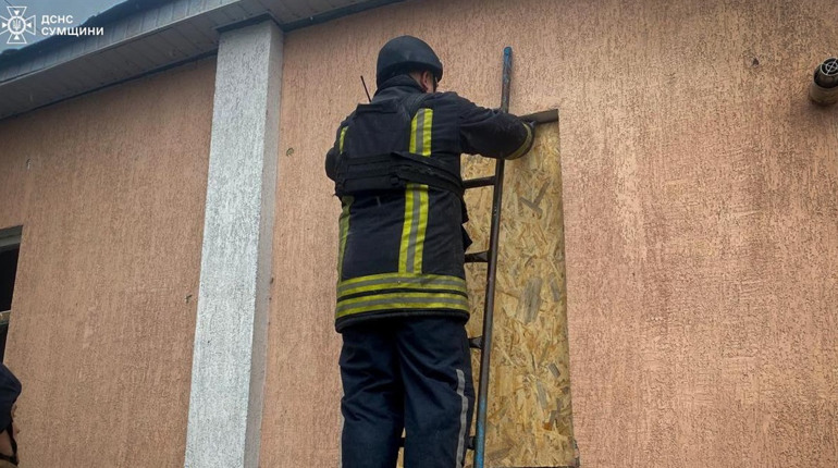 У ДСНС показали, як ліквідували наслідки ворожої атаки в Глухові
