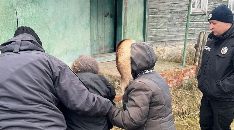 У селі неподалік Глухова в лісі заблукала 78-річна жінка. Її врятували поліцейські