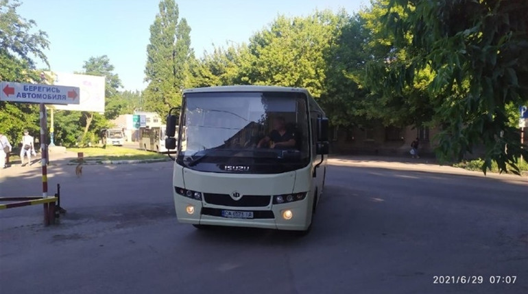 До Херсона надійшли іще 10 нових автобусів — днями очікують іще 10