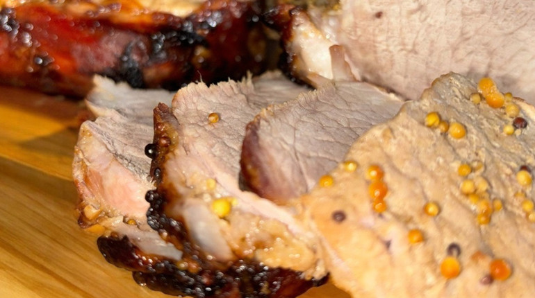 Рецепт дня: запечена свинина у фользі з медово-гірчичним маринадом