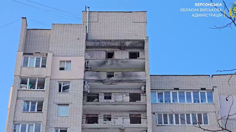 На Херсонщині ворог атакував житлові будинки та приватну автівку: 1 людина дістала поранення