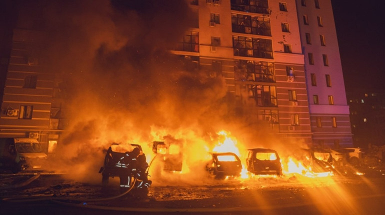 Дрон атакував спальний район Сум: згоріли автівки, вибиті вікна, одна постраждала (фото)