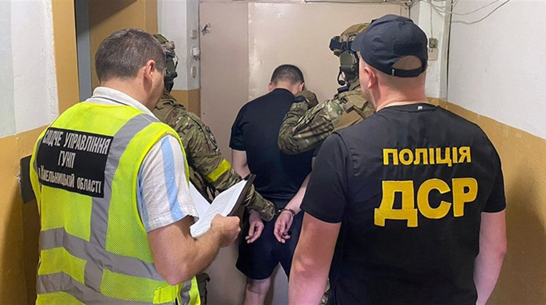 У Нетішині судитимуть двох кримінальників, які систематично вимагали гроші у місцевого жителя