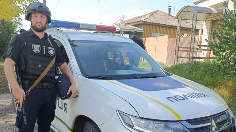 Як офіцер поліції рятував жінку, що отримала поранення в результаті ворожого обстрілу