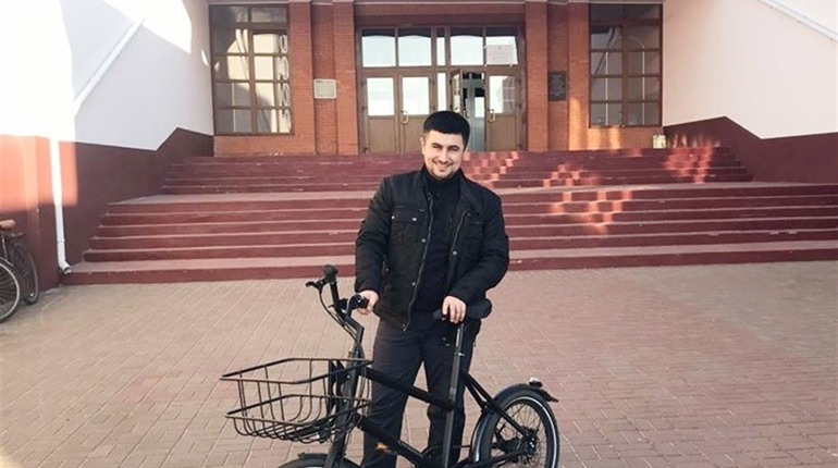 Мер Корюківки Ратан Ахмедов приїхав на вибори велосипедом