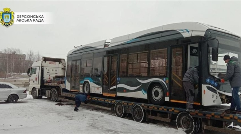 До Херсона прямує перший тролейбус із нової партії: розповідаємо деталі