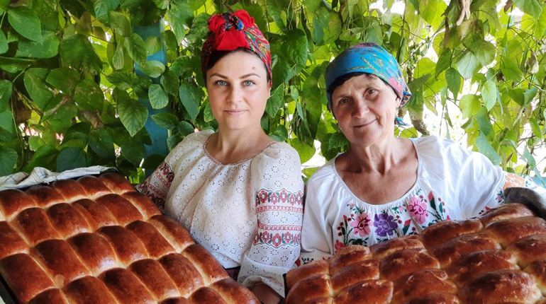 У Слоуті домашніми пиріжками з печі заробили 5000 гривень для допомоги ЗСУ