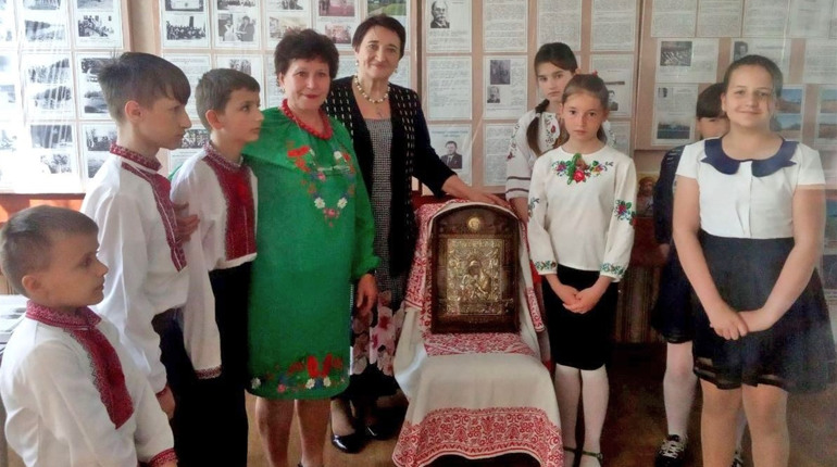 Зоя Володимирівна Ружин привезла до свого рідного села Дмитрівки Християнську реліквію