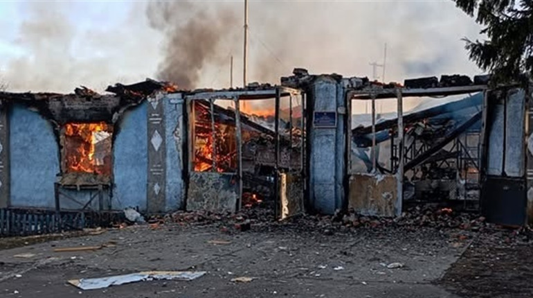 Повторний удар по рятувальниках: на Шосткинщині дрони знищили пожежну техніку та депо