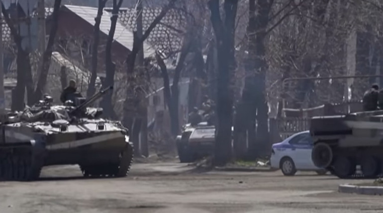 Колони техніки та розмінування: 10 свіжих світлин із окупованої Волновахи