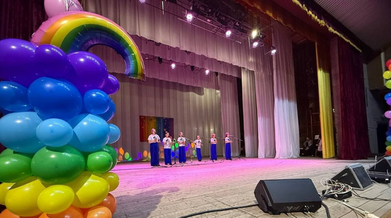 «На крилах пісні»: у Первомайську на одній сцені виступили учні Лідії Карабузи різних поколінь
