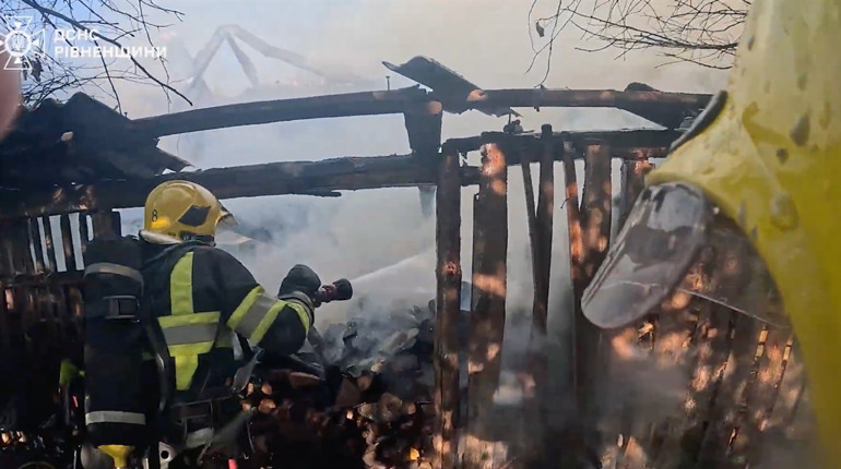 У селі на Сарненщині близько трьох годин гасили маштабну пожежу: що відомо