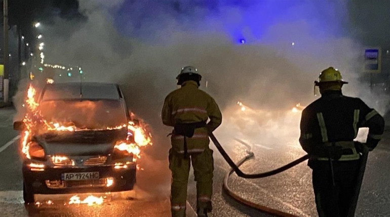 Вогнеборці ліквідували загоряння автомобіля і допомогли витягти водія