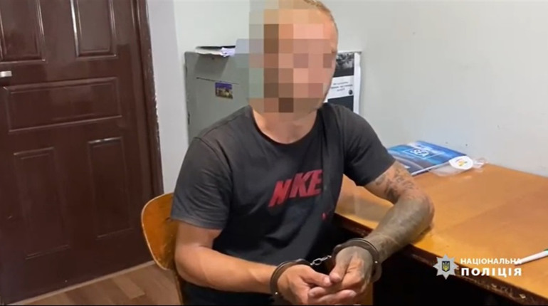 У Біляївці чоловік пограбув знайомого на вулиці: під час війни за це карають до 10 років в’язниці