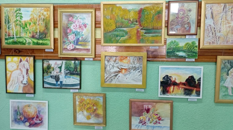 Пензлем і словом: у Шостці відкрилася перша персональна виставка поетки Валентини Тимофеєвої