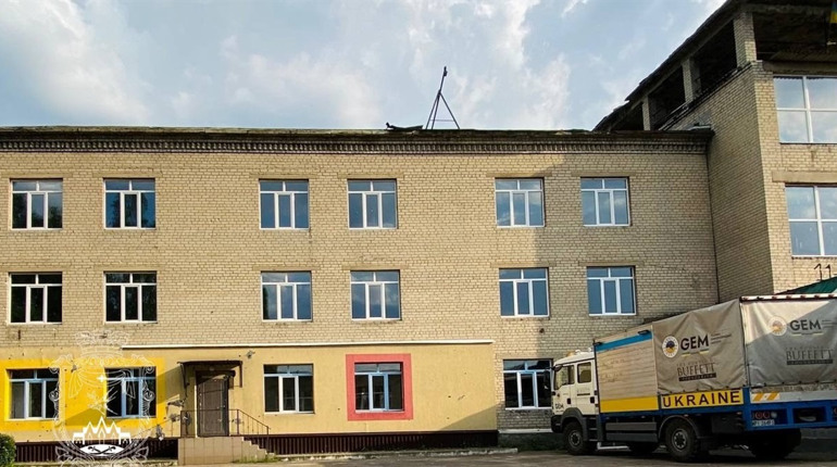 В обстріляній росіянами школі Покровська замінили вікна