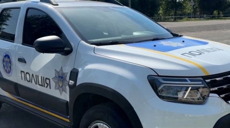 У Переяславі молодь розпивала алкоголь у дворі багатоповерхівки – жителі викликали поліцію