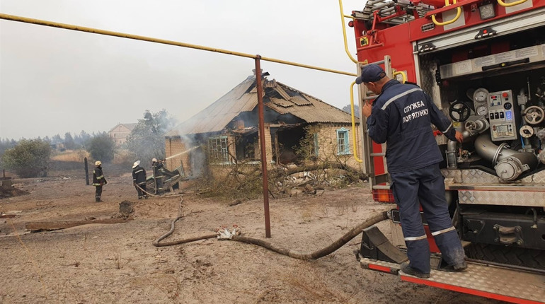 У Луганській області пожежі: люди залишилися без житла, є загиблі і травмовані