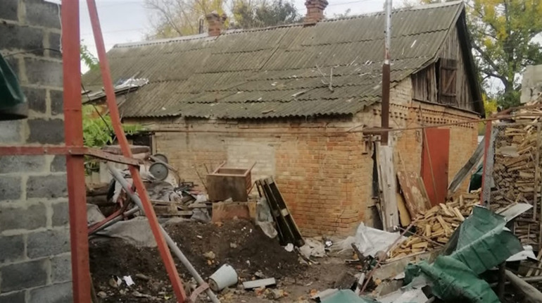 Снарядами побито 10 будинків Нікополя, у Марганці поранено жінку: росіяни обстріляли мирні міста