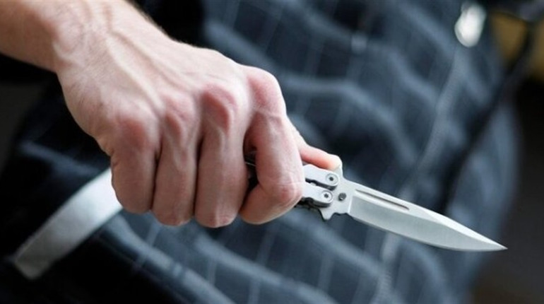 У Звягелі чоловік вдарив ножем у живіт юнака: вирок суду