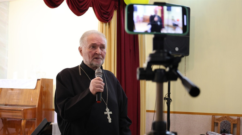 «І світло в пітьмі світить» — книга про віру, завдяки якій Україна стоїть