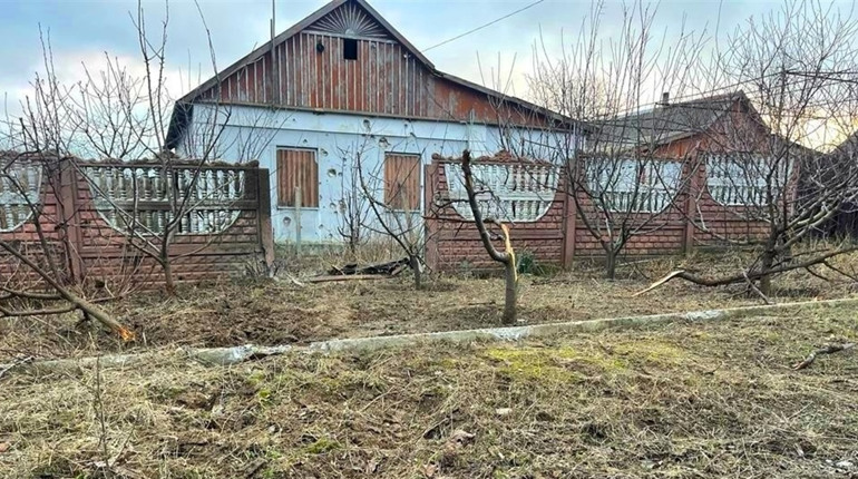 На Херсонщині російські терористи обстріляли житлові будинки, школу та автівки (ФОТО)