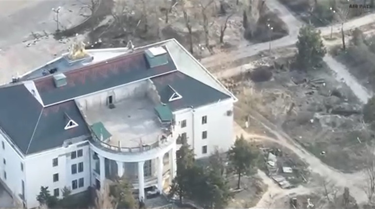 Нова Каховка: окупанти обстрілюють правий берег з даху Палацу культури