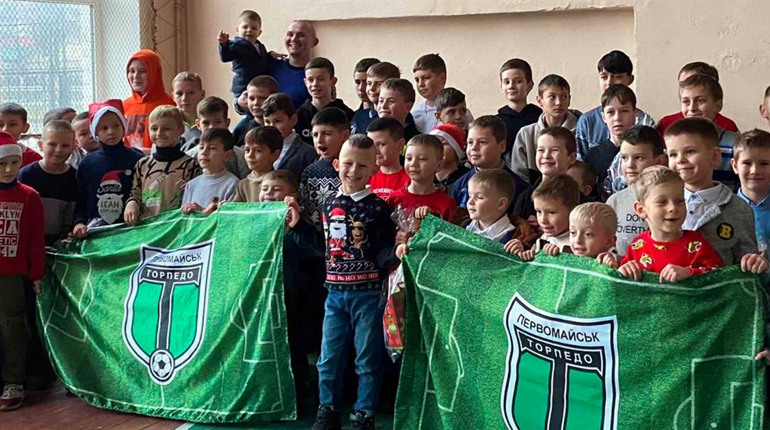 Завершили футбольний рік святкуванням. У Первомайську юні футболісти відзначали Новий рік