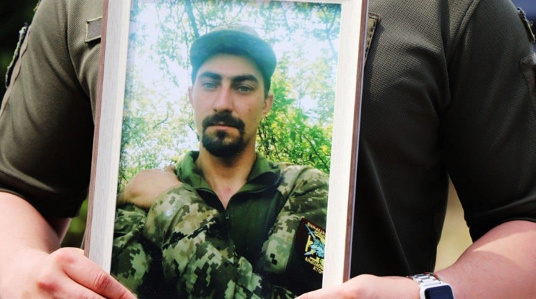 Втрата громади: у Вараші всім містом хоронили десантника, який загинув біля Мар'їнки