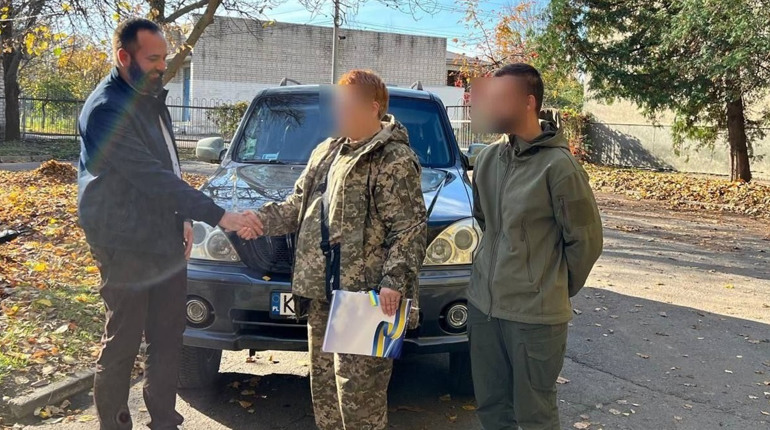 Зі Сміли військовим передали автомобіль