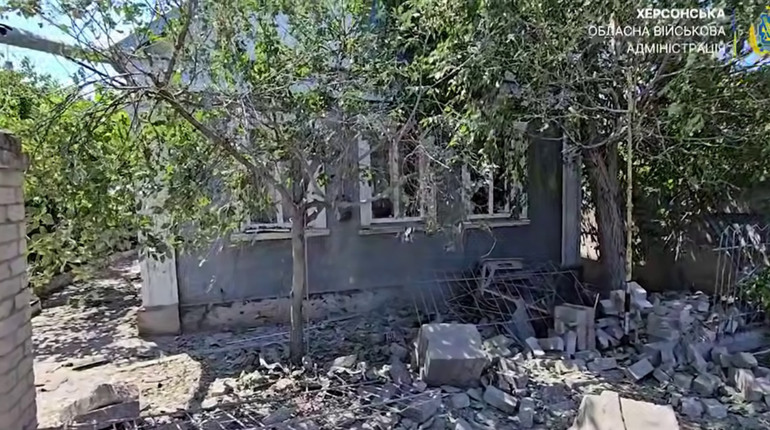 На Херсонщині армія рф завдала ударів по критичній та соціальній інфраструктурі, житлових кварталах