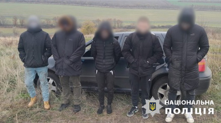 Драбина для втечі: поліцейські викрили канал незаконного виїзду військовозобов’язаних