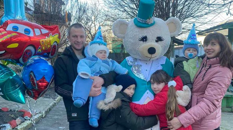 «Сподіваємося, що скоро ми поїдемо додому»: історія багатодітної родини з Херсона