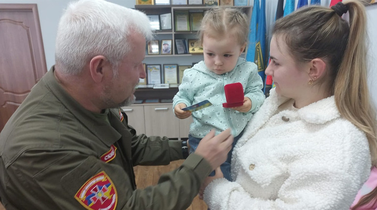 "Батьківське серце": у Нетішині дітям трьох загиблих Героїв вручили пам'ятні обереги