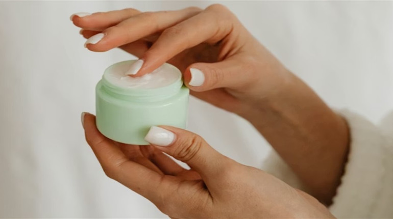 Щоденний догляд: коли наносити крем для сухої шкіри