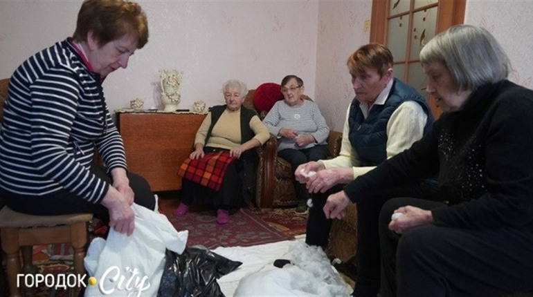 Тепер вони шиють подушки. Як жіночий «Клуб в’язальниць» з Городка допомагає захисникам