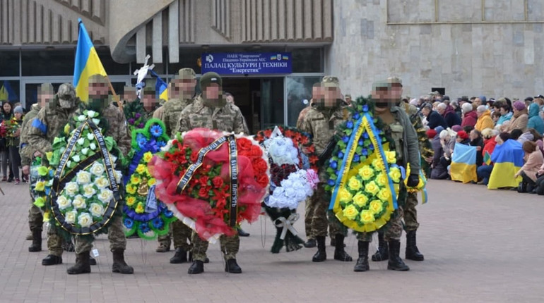 Южноукраїнськ попрощався із захисником Андрієм Боднарчуком. Фоторепортаж зі сльозами на очах