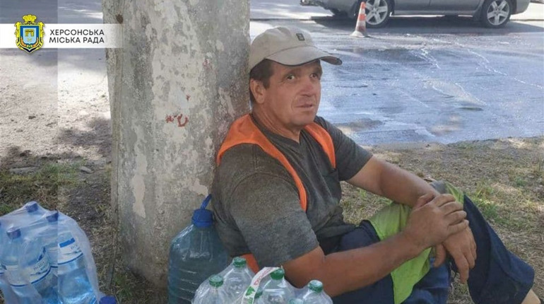 Пляшка води для комунальників — як херсонець допомагає працівникам у спеку