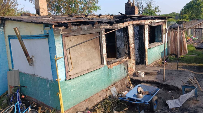 У Хоцьках згорів будинок багатодітної родини: мати з сімома дітьми залишилися без даху над головою