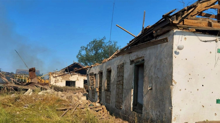 Ворожі обстріли на Херсонщині: пошкоджені будинки, школа, є загиблі та поранені
