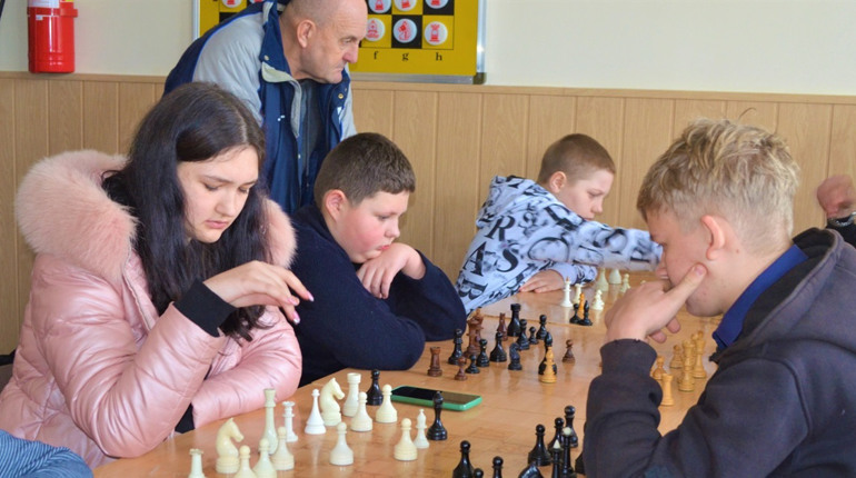 Не комп’ютерними іграми єдиними: у Біляївці змагалися шахісти і шашкісти. Які команди показали клас