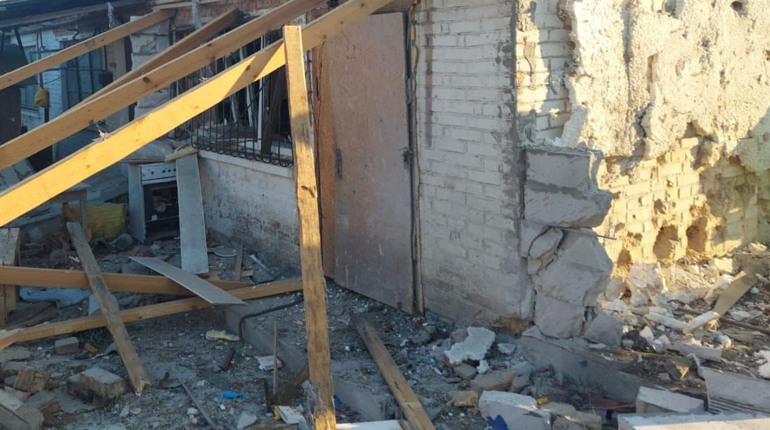Поліція показала наслідки обстрілів Нікопольщини минулої доби: є поранений, пошкоджено будинки
