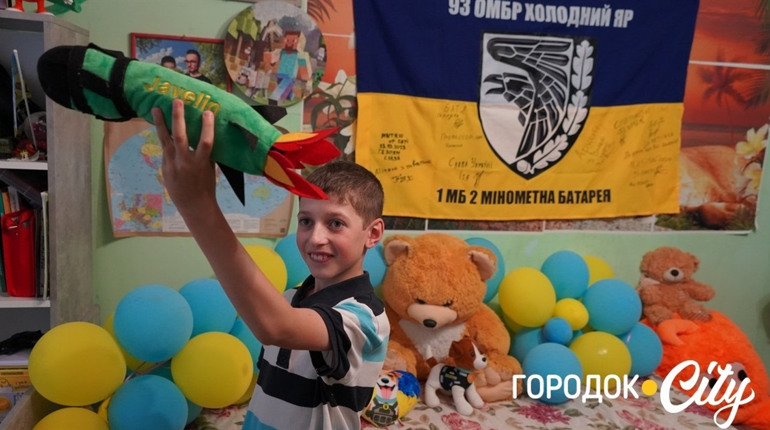 Збирає патріотичні колекції та донатить на ЗСУ. Історія 11-річного городоччанина Владислава Шевчука