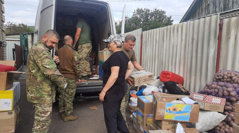 Волонтери передали допомогу захисникам на Сході України