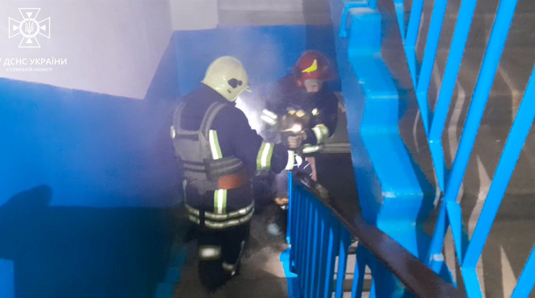 У Глухові горіла квартира. Рятувальники оперативно приборкали пожежу