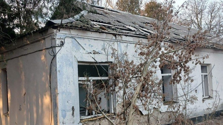 Окупанти на Херсонщині завдали ударів по житловим будинкам, маршрутці, приватним автівкам