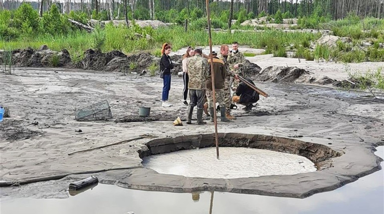 СБУ «накрила» нелегальних копачів бурштину у Вараському районі